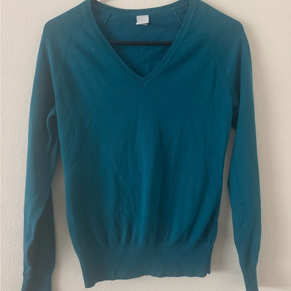 GAP Blue V-Neck Sweater with Long Sleeves and Fitted Style